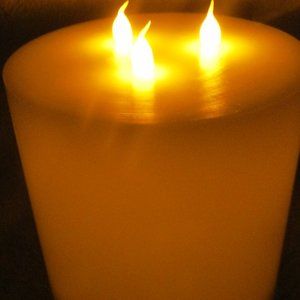 3 WICK LED FLAMES VANILLA SCENTED FLAME LESS BATTERY OPERATED CANDLE BRAND NEW